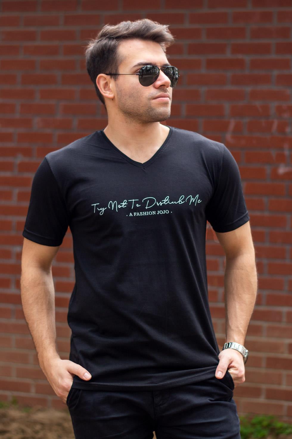 Erkek Siyah El Yazısı İmza Baskı Kısa Kollu V Yaka Erkek T-Shirt 23ETSHVYAZ