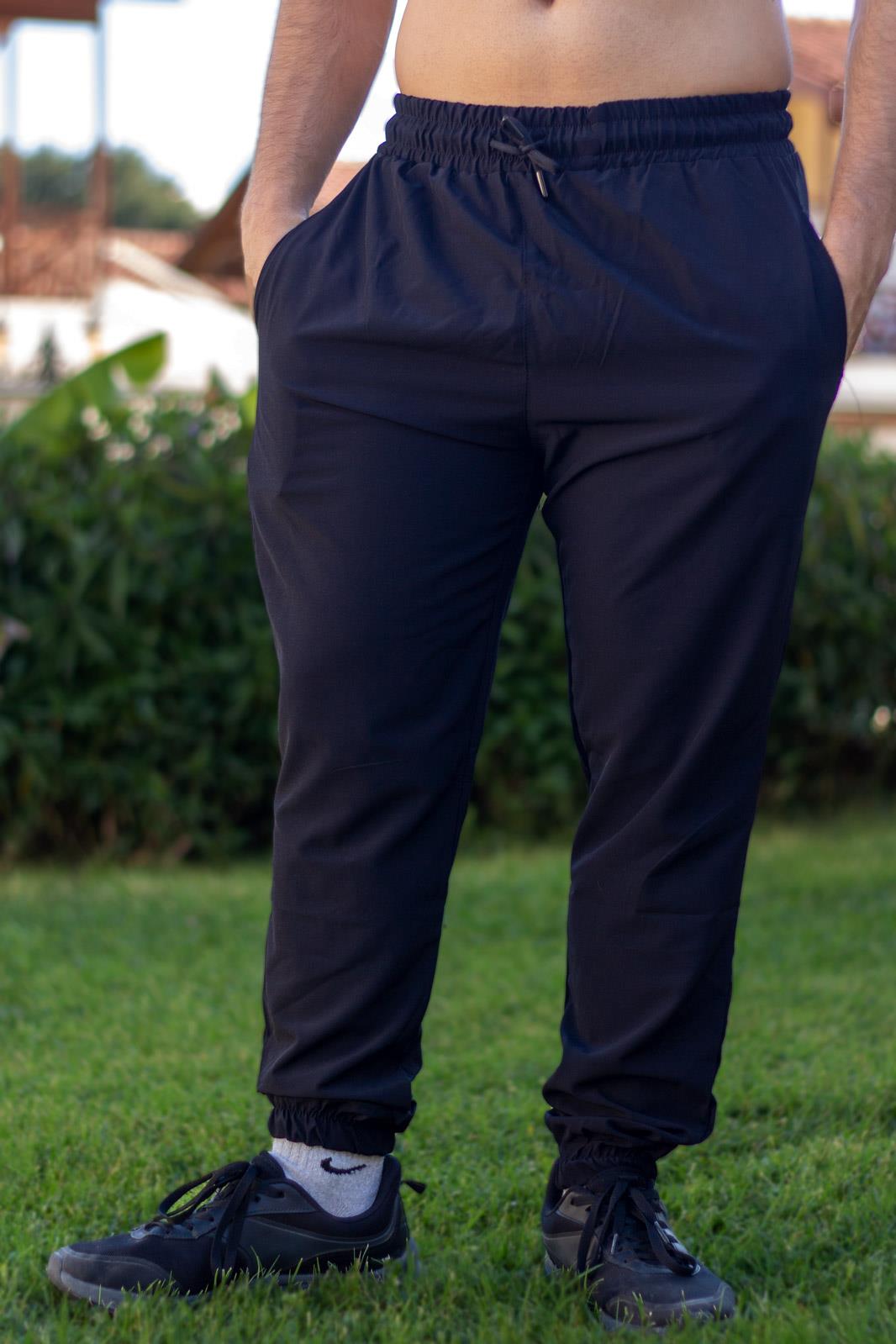 Erkek Siyah Paraşüt Kumaş Bilek ve Bel Lastikli İpli Rahat Basic Eşofman Altı 24EESAOMPA