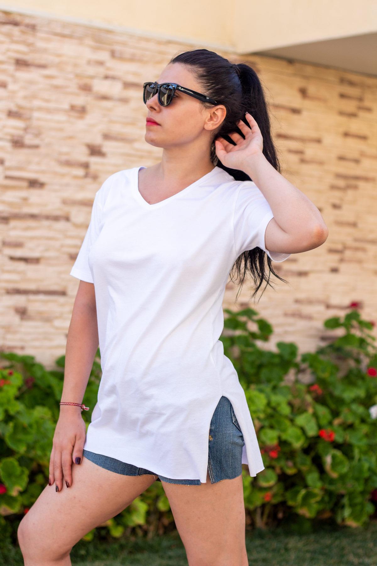 Kadın Beyaz Kısa Kollu V Yaka Yırtmaçlı İnce Tunik Tişört 21KTNKYIRT