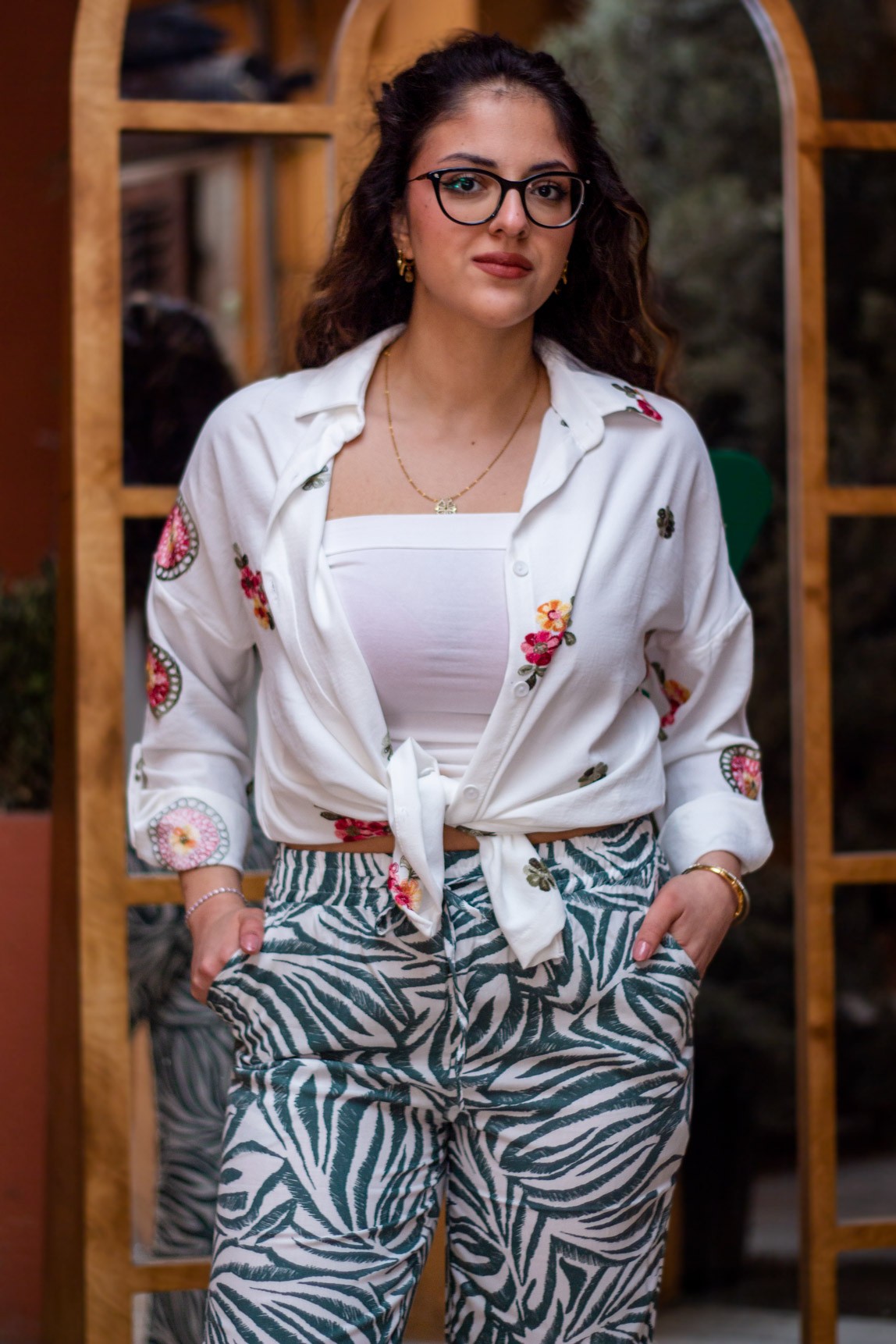 Kadın Beyaz Nalış İşlemeli Oversize Rahat Kalıp Keten Aerobin Gömlek 25KGMLP028