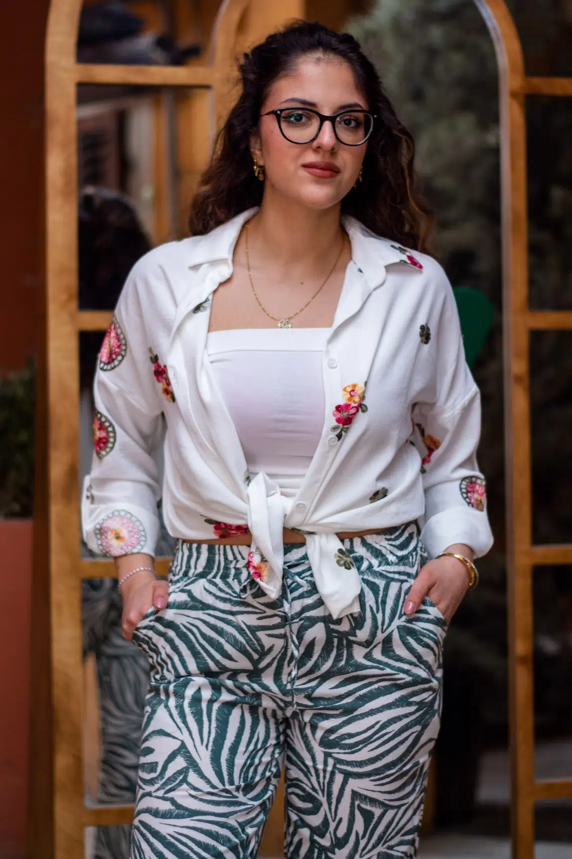 Kadın Beyaz Nalış İşlemeli Oversize Rahat Kalıp Keten Aerobin Gömlek 25KGMLP028