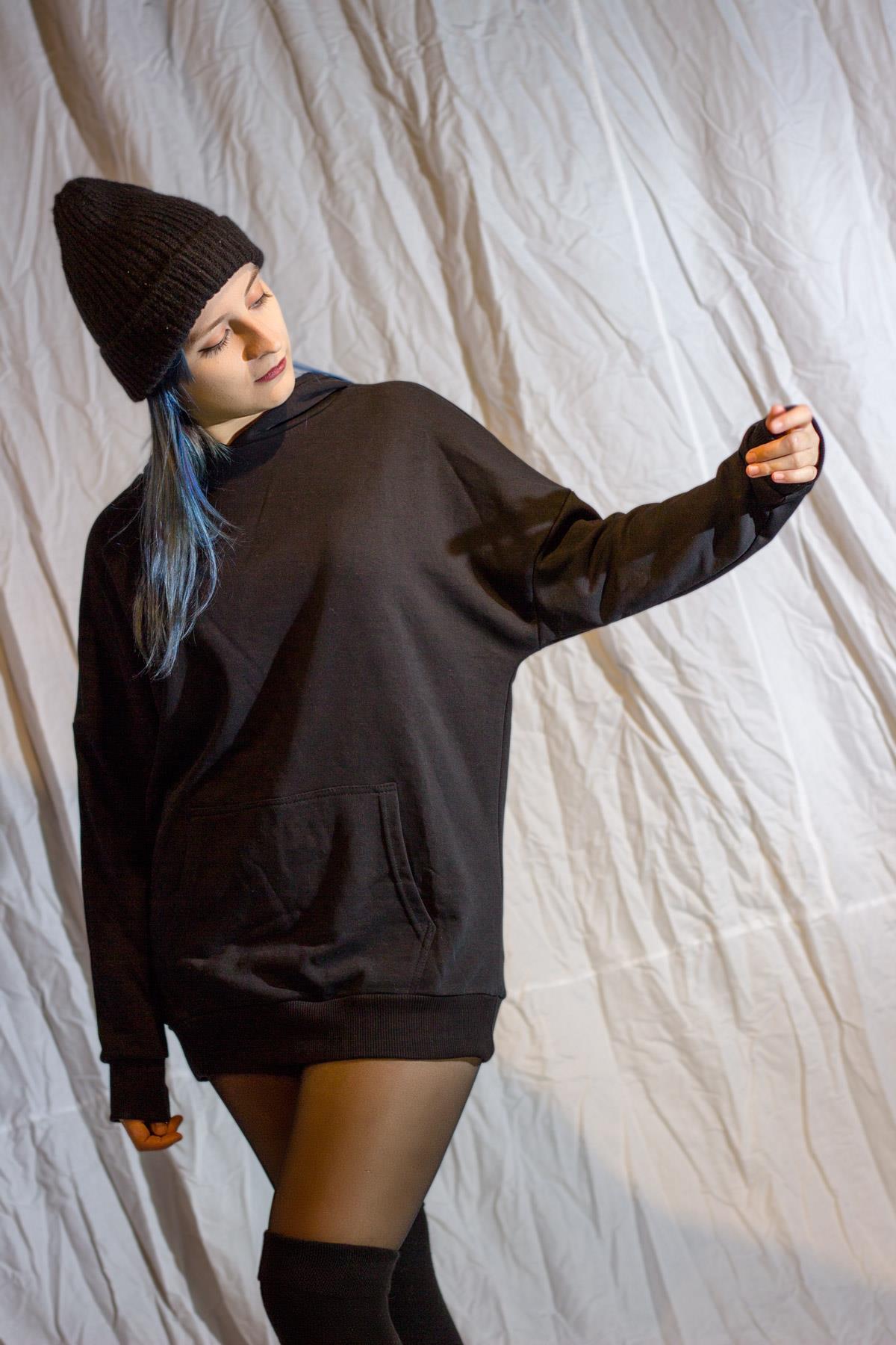 Kadın Siyah Oversize Kapüşonlu Kanguru Cepli Kalın Uzun Kollu Sweatshirt 20KSWTKNGR