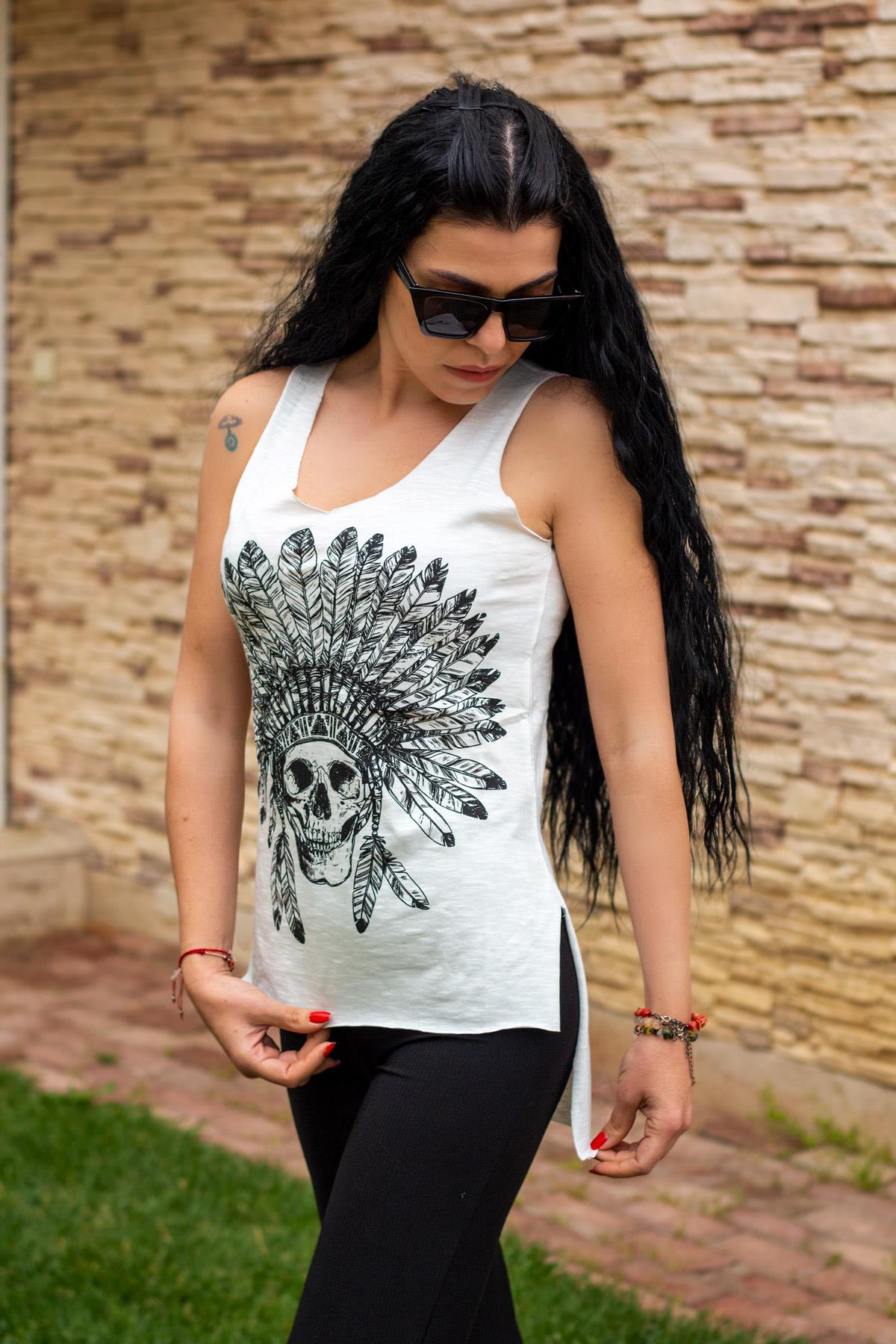 Kadın Beyaz Tüy Kuru Kafa Baskılı Yaka Askılı T-shirt 22KTSHAPAZ