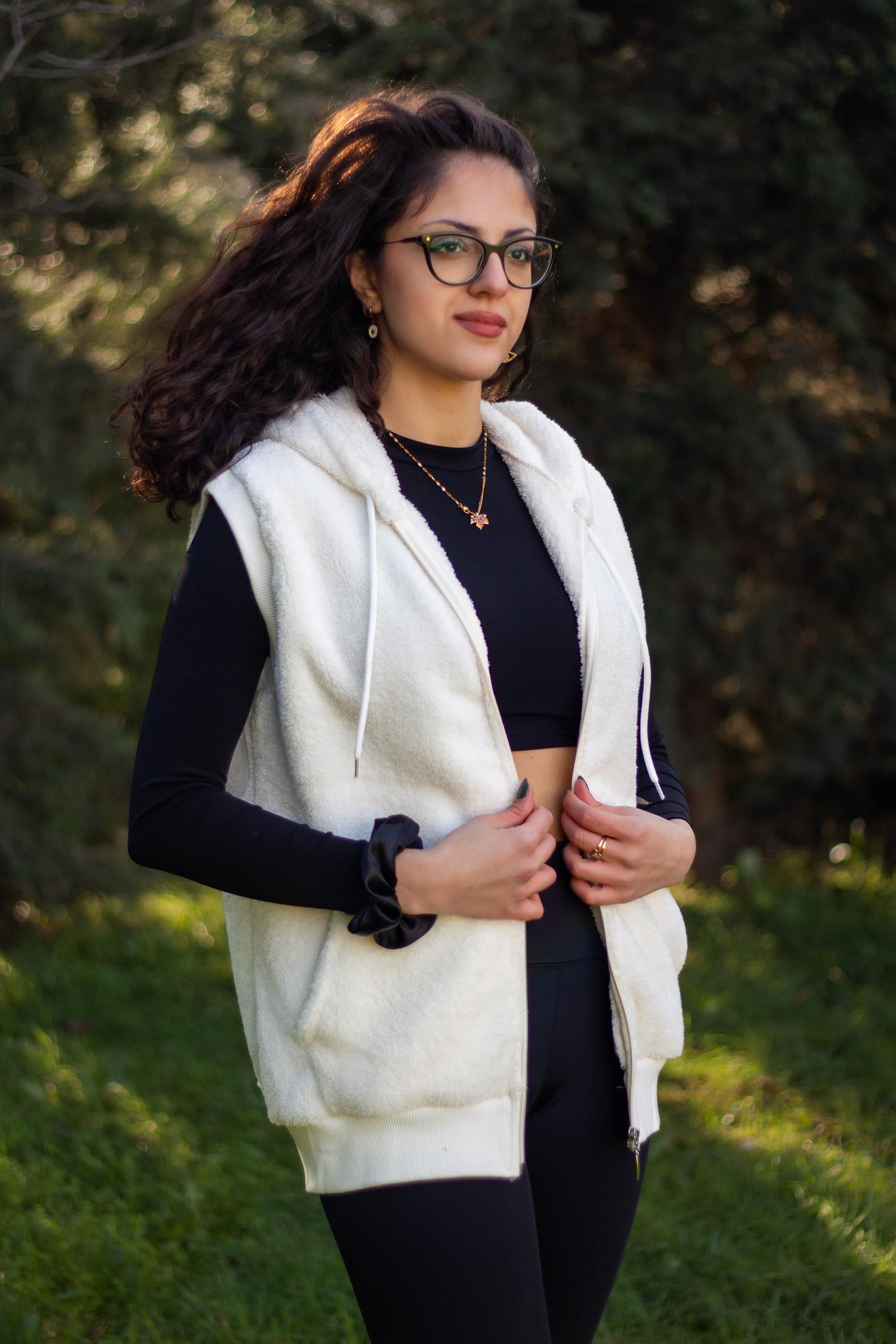 Kadın Ekru Beyaz Peluş Yumoş Fermuarlı Kapüşonlu Yelek 22KYLKK205