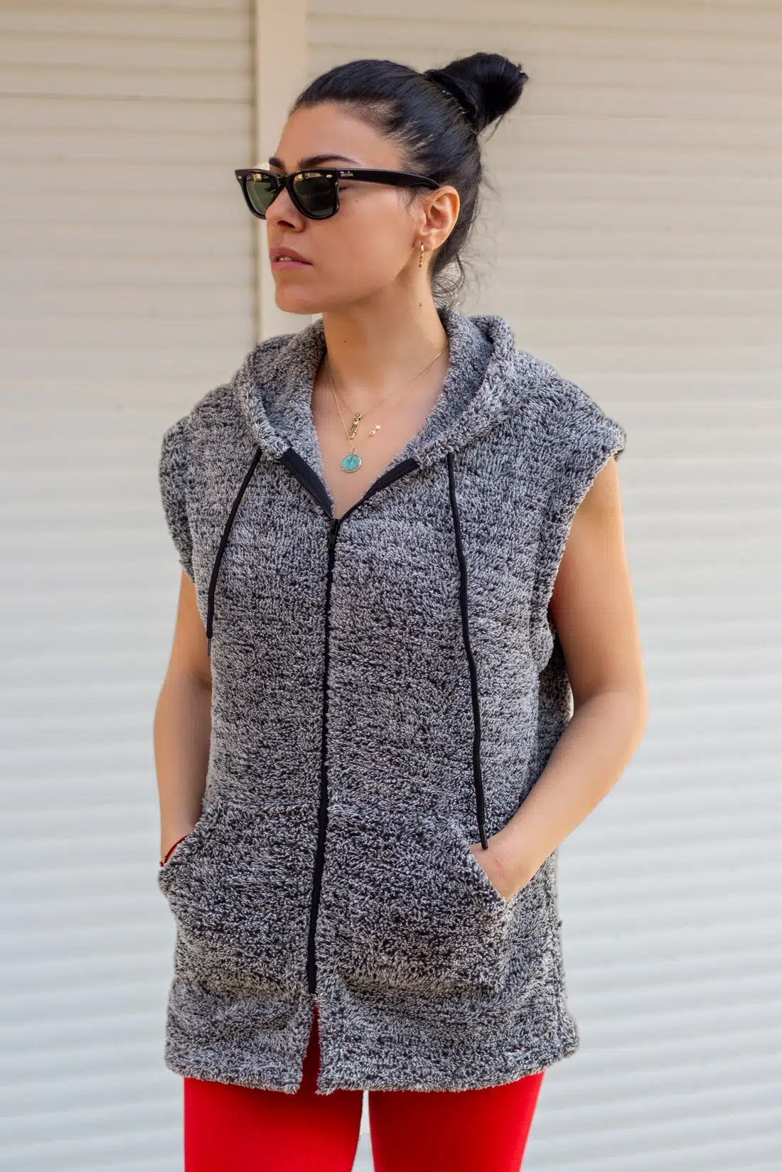 Kadın Gri Peluş Kalın Fermuarlı Kapüşonlu Yelek 23KYLKMY01