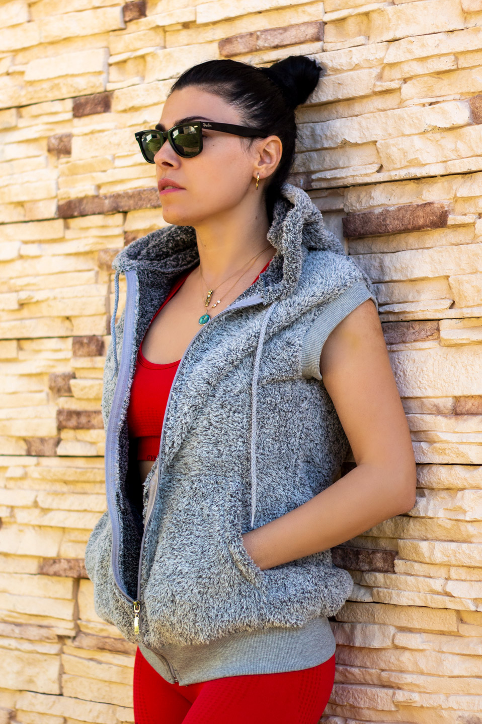 Kadın Gri Peluş Yumoş Fermuarlı Kapüşonlu Bel Lastikli Yelek 22KYLKK205