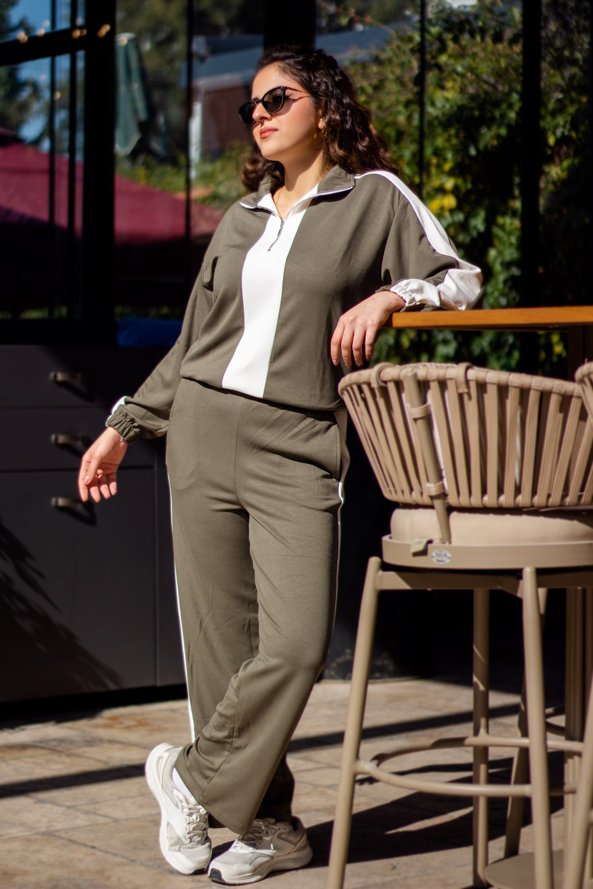 Kadın Haki Beyaz Modal Kumaş Yarım Fermuarlı Bel Büzgülü Lastikli Paça Eşofman Takımı 25KESTYOTA