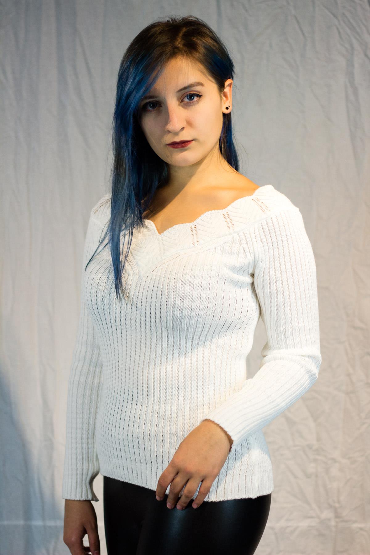 Kadın Beyaz Ön Arka V Yaka Fitilli Triko Kazak 20KKZKVALK