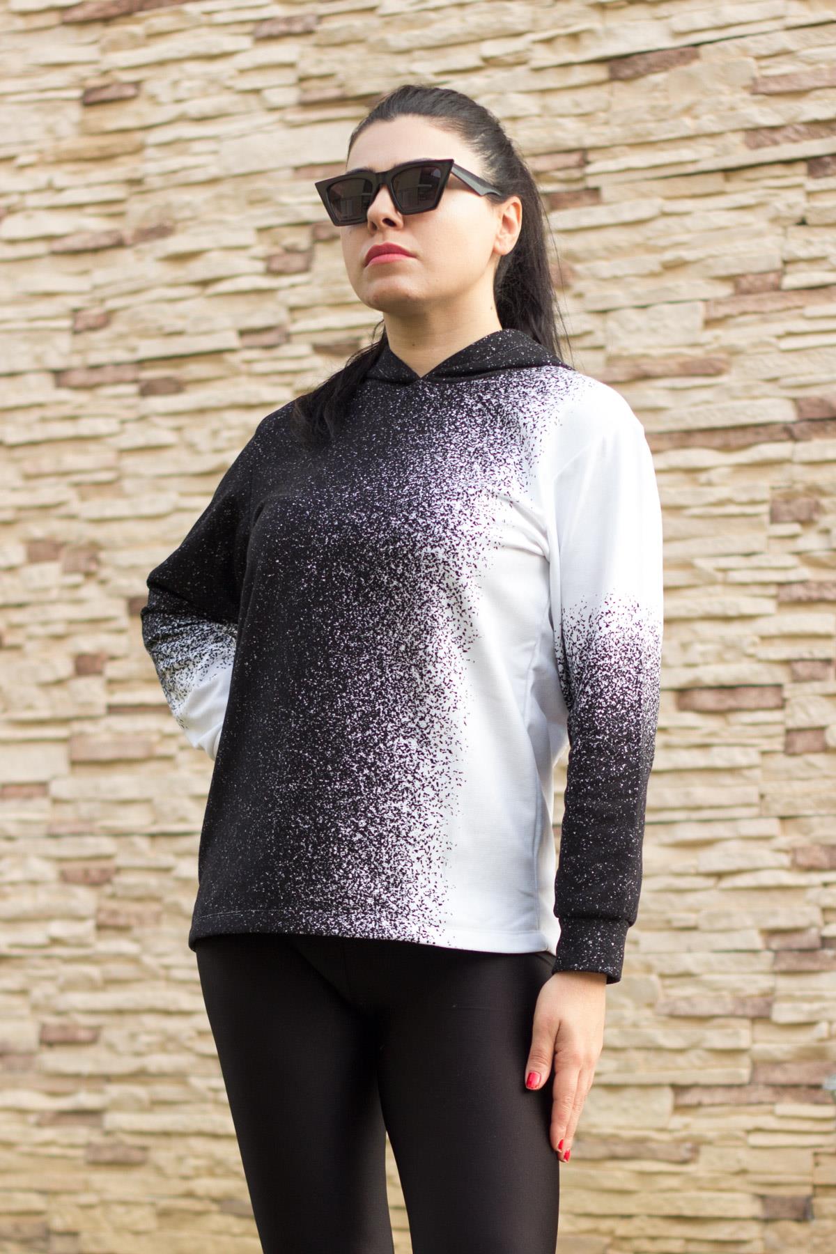 Kadın Siyah Beyaz Uzay Desen Yumoş Kapüşonlu Sweatshirt 21KSWTKOZ1