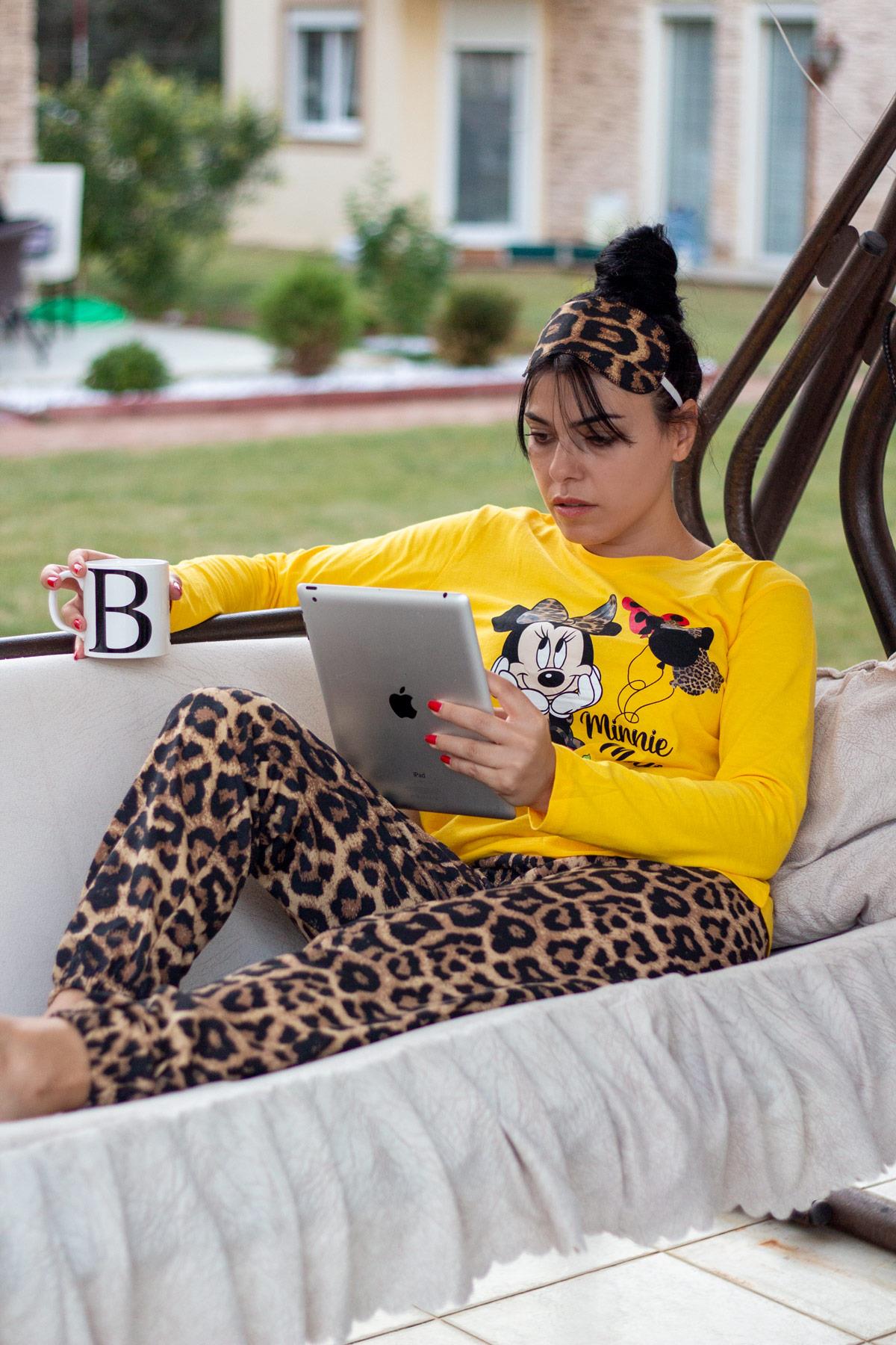 Kadın Sarı Mickey Mini Leopar Desen Paça Lastikli Ribanalı Pijama Takımı 21KPJTLOPR