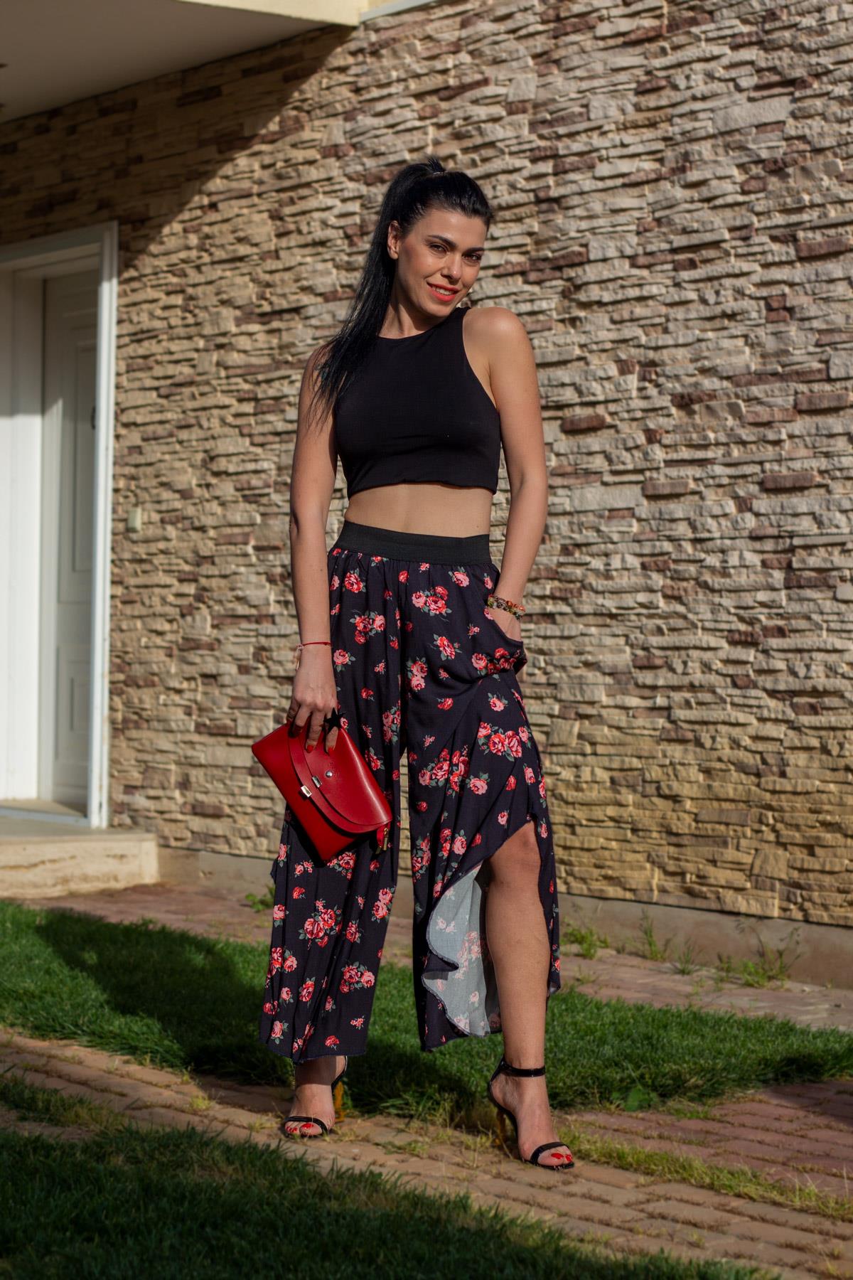 Kadın Siyah Beli Lastikli Alaçatı Model Kulaklı Gül Desen Şalvar 22KPNTPACA