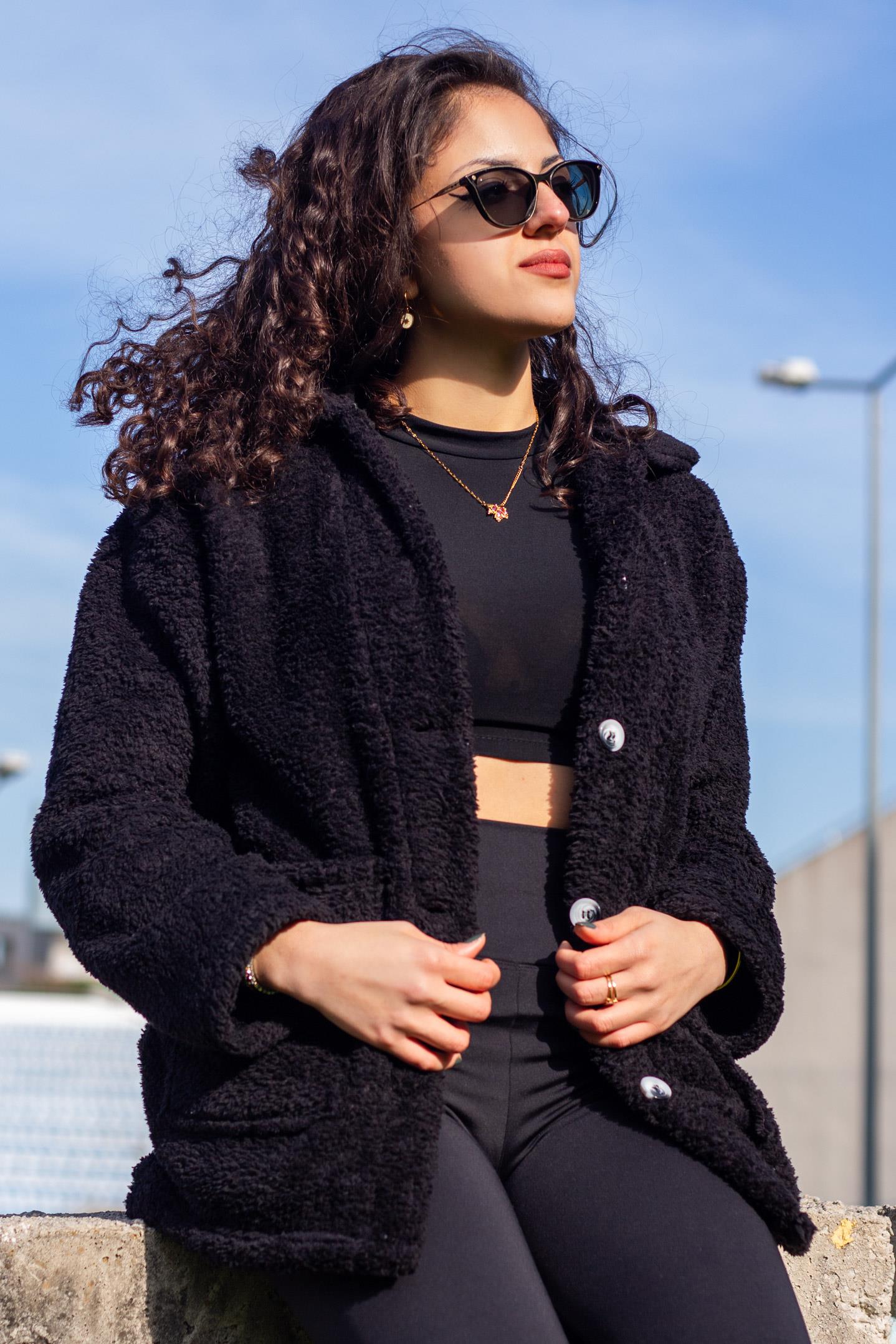 Kadın Siyah Düğmeli Yüksek Yaka Uzun Bol Rahat Kesim Welsoft Peluş Ceket 24KCKTDUME