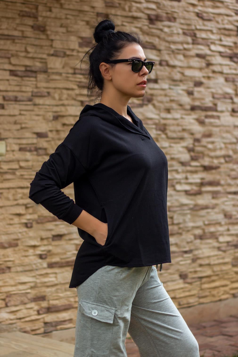 Kadın Siyah Ekstra Geniş Oversize Asimetrik Kesim Sweatshirt 23KSWTXOVO