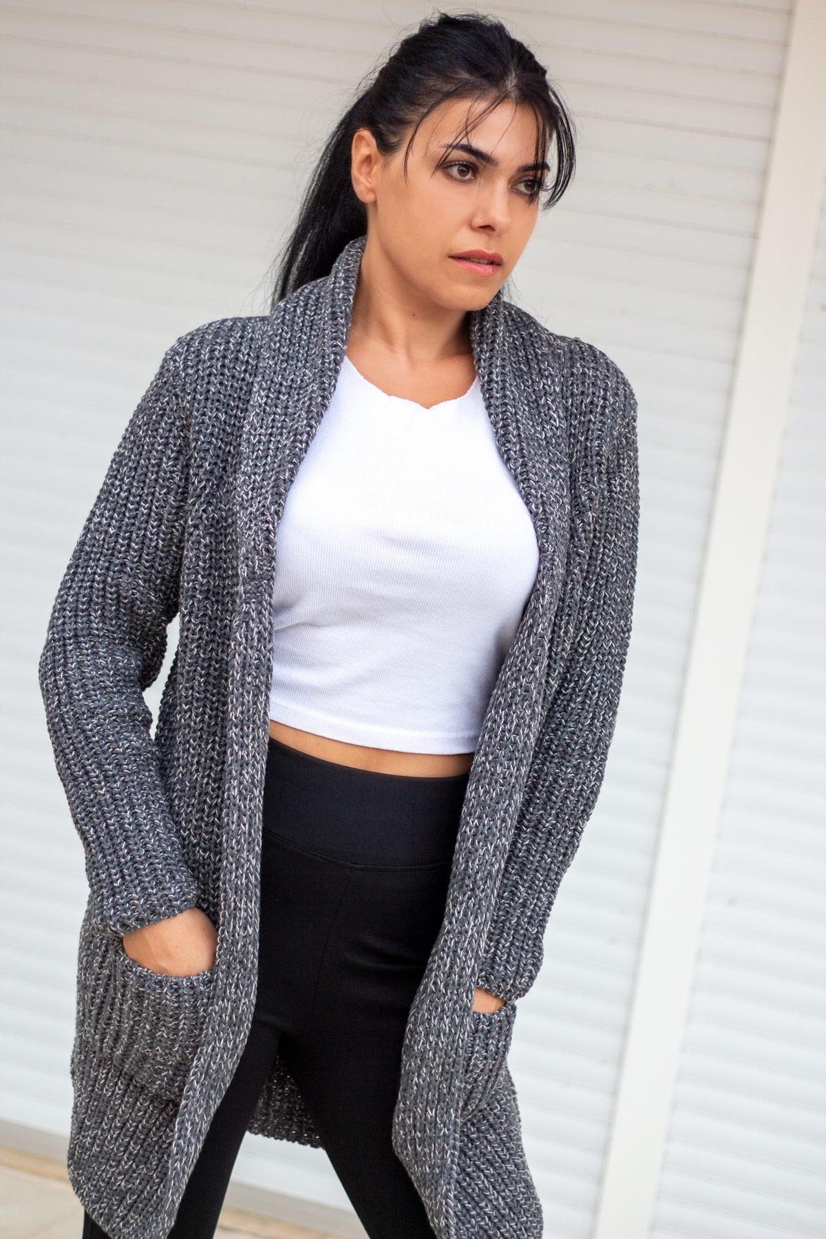 Kadın Siyah Kalın Örgü Desen Cepli Triko Hırka Ceket 21KHRKUZKA