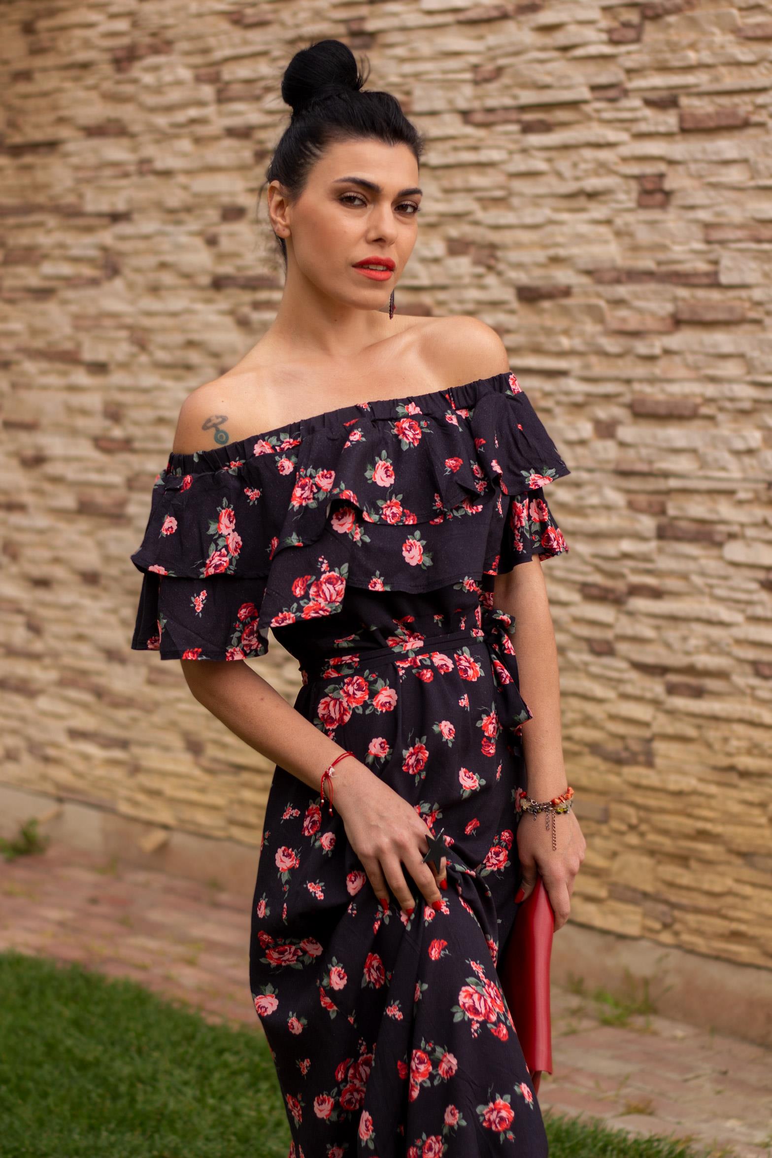 Kadın Siyah Madonna Yaka Alaçatı Model Bel İpli Gül Desen Uzun Şifon Elbise 22KELBELCA