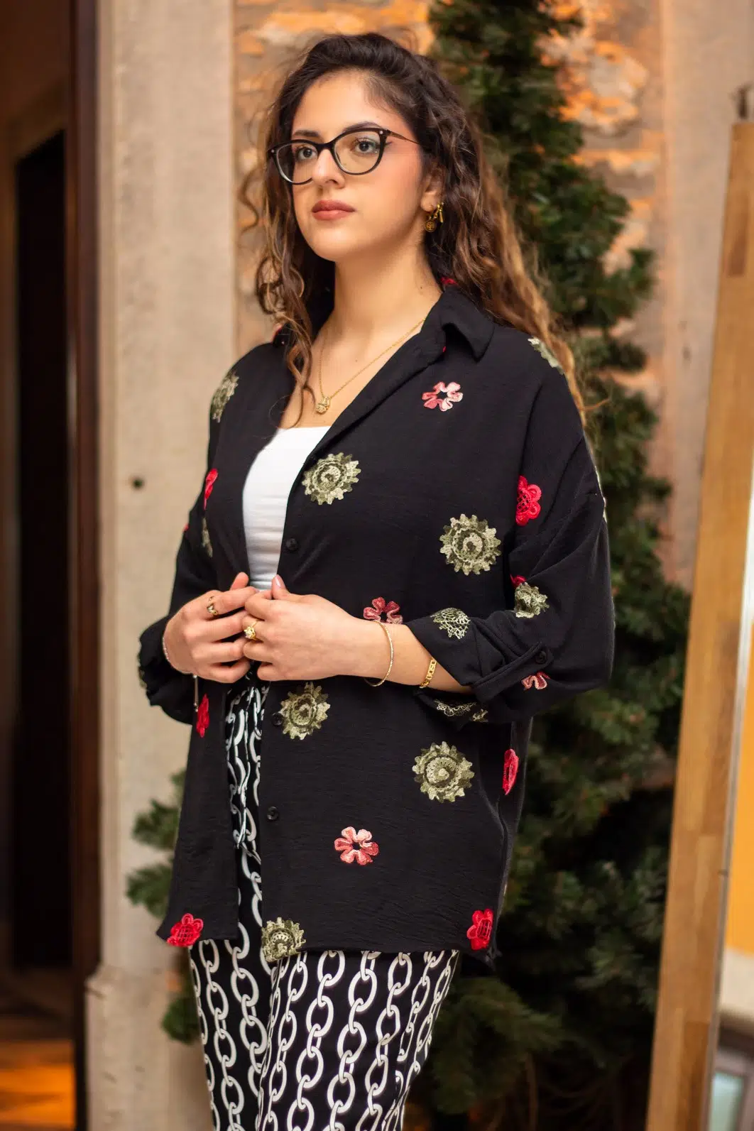 Kadın Siyah Nalış İşlemeli Oversize Rahat Kalıp Keten Aerobin Gömlek 25KGMLP028