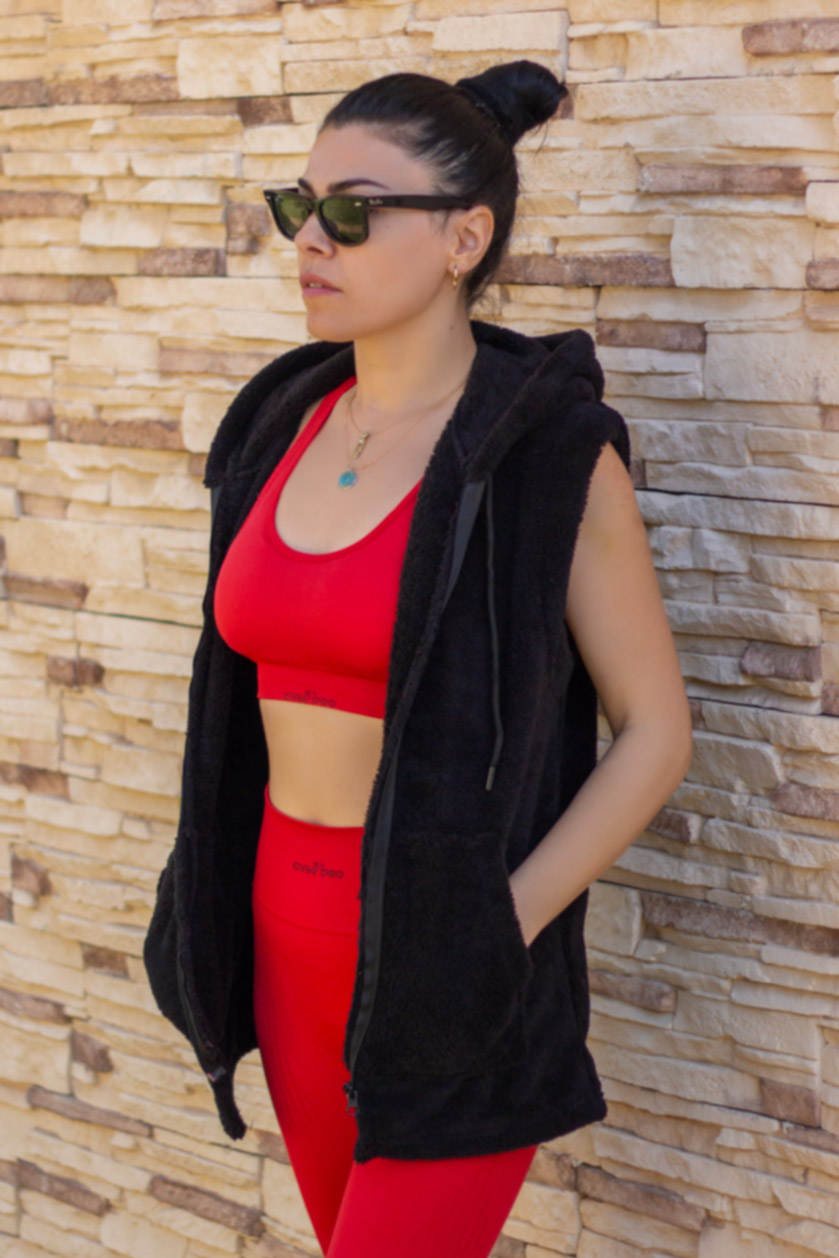 Kadın Siyah Peluş Kalın Fermuarlı Kapüşonlu Yelek 23KYLKMY01