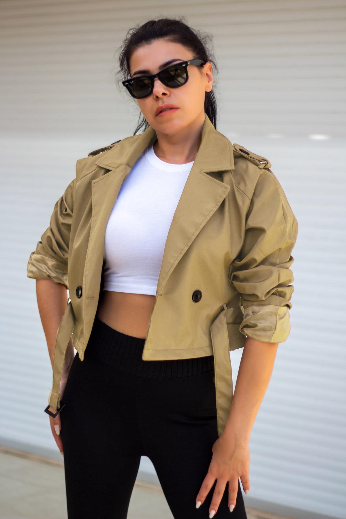 Kadın Taş Kemer Detaylı Su İtici Kısa Crop Oversize Trençkot 23KTRTP014