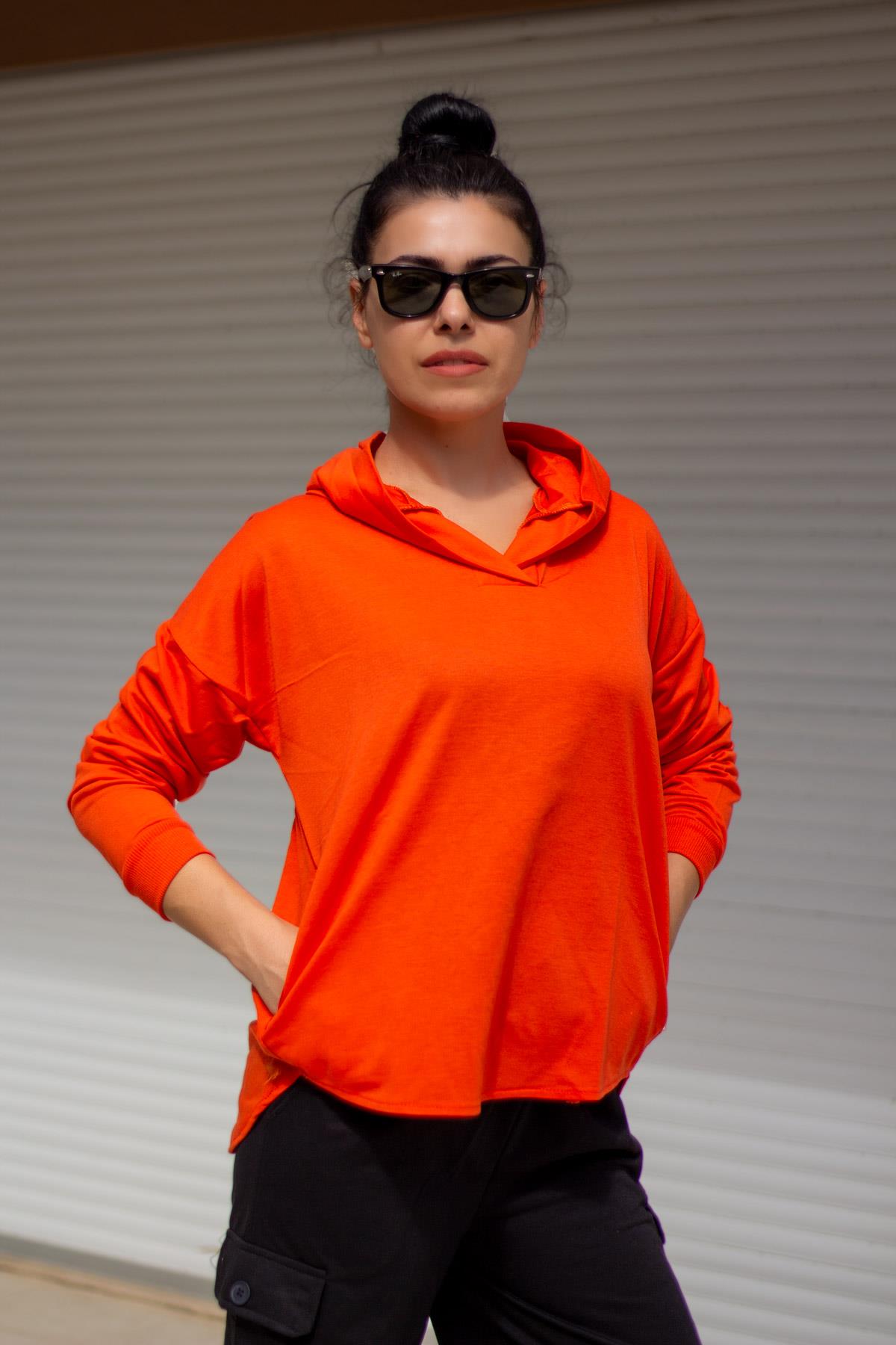 Kadın Turuncu Ekstra Geniş Oversize Asimetrik Kesim Sweatshirt 23KSWTXOVO