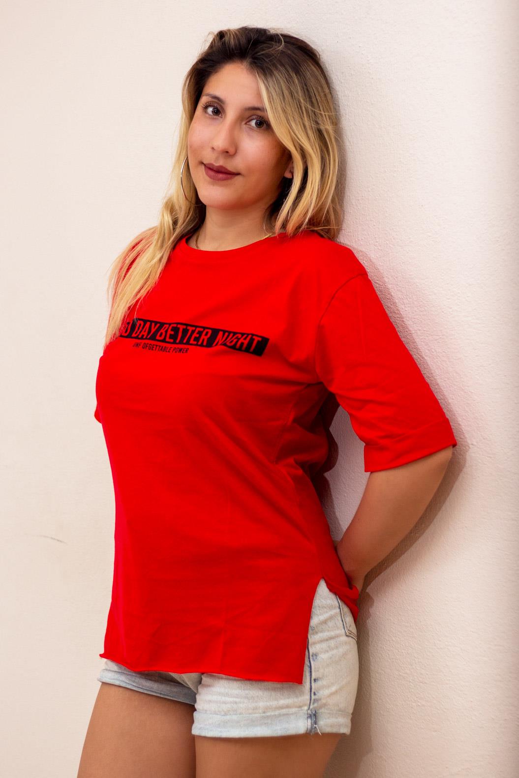 Kırmızı Good Day Better Night Yazılı Yırtmaçlı Duble Kol Kadın Tişört 22KTSHGOOD